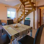 Besonderes Penthouse-apartment Auf Zwei Etagen - Nur 450 Meter Zum